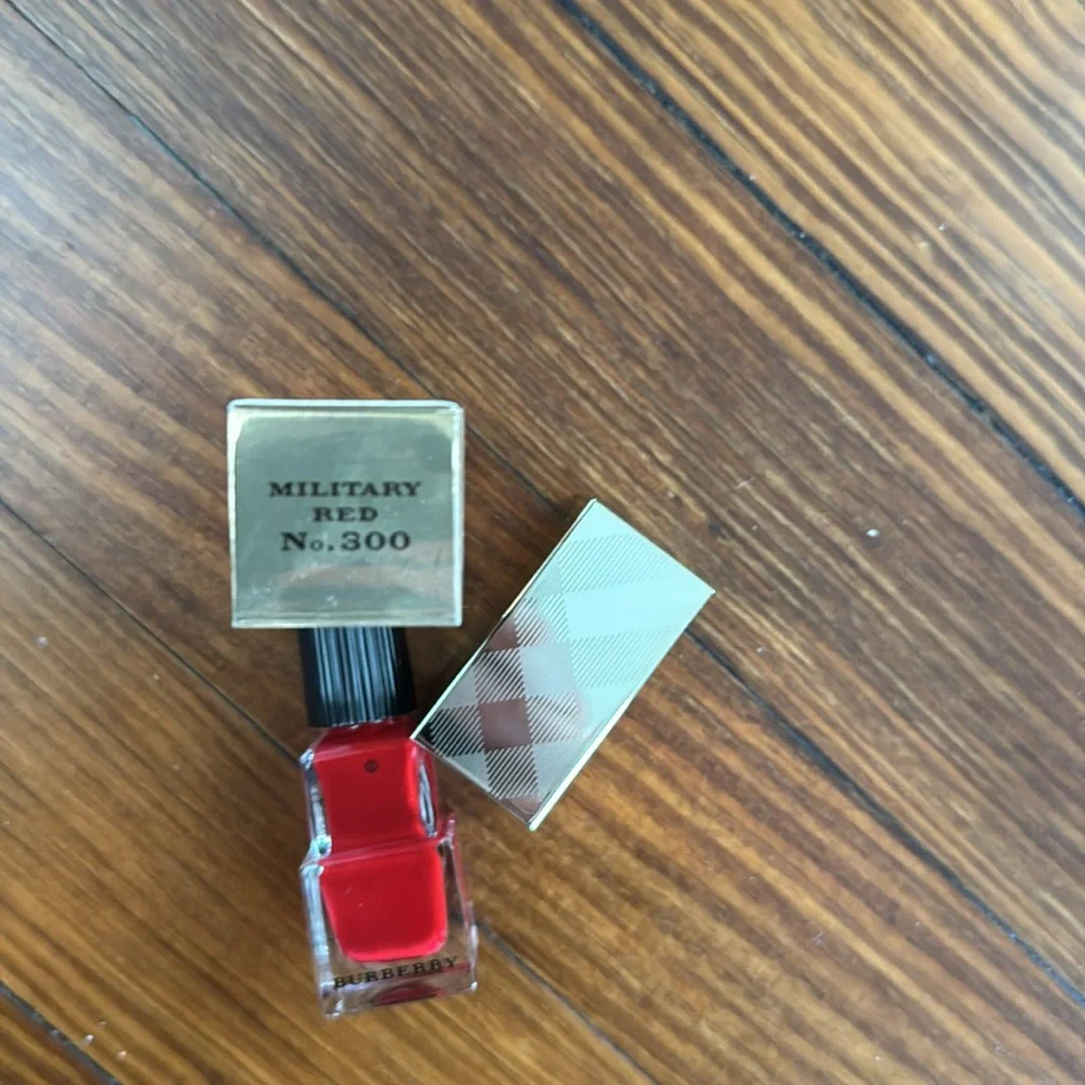Burberry Nail Polish, Military Red No. 300 - Picture 3 of 3